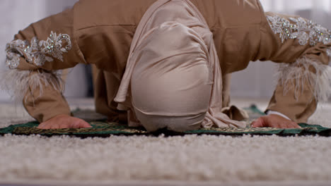 Nahaufnahme-Einer-Muslimischen-Frau-Mit-Hijab-Zu-Hause,-Die-Kniend-Auf-Einer-Gebetsmatte-Betet-3